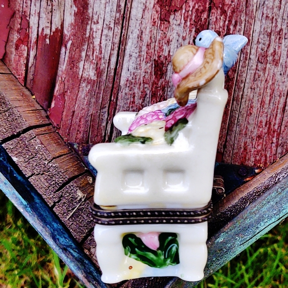 Vintage Ceramic Garden Themed Miniature Bench Box - Picture 8 of 8